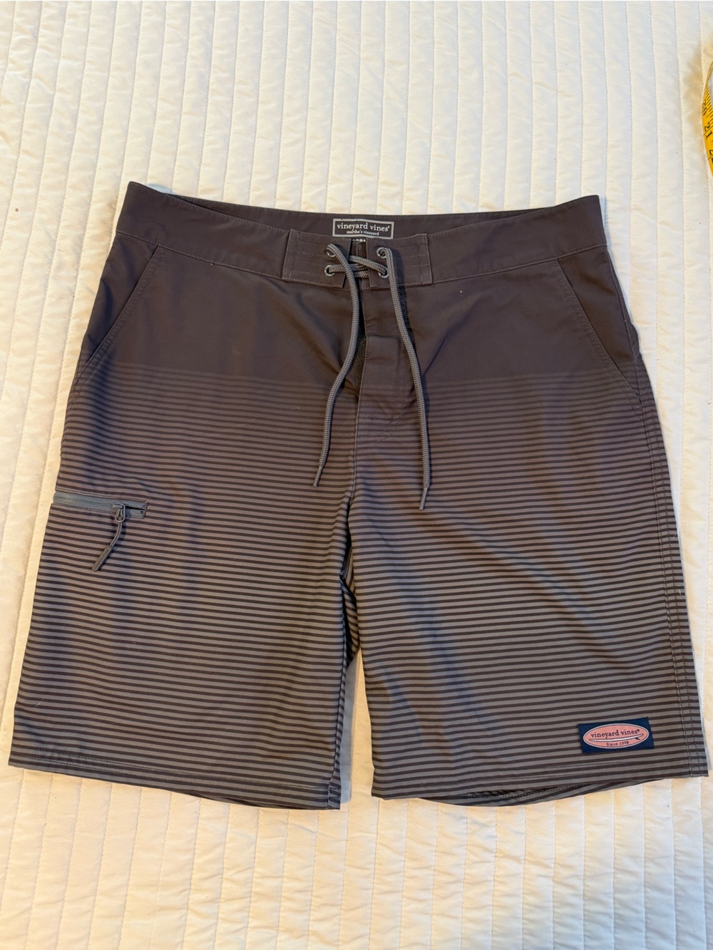 Vineyard Vines Men's Gray Striped Board Shorts Drawstring Pockets Size 33 O25